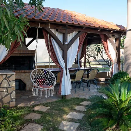 Iro's Paradise בית נופש